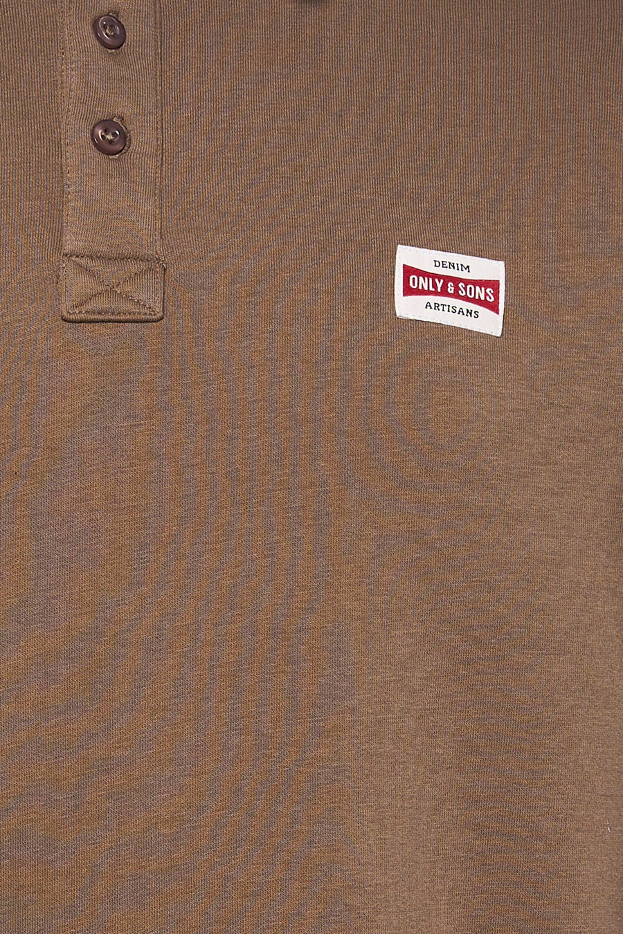 Pull marron de ONLY & SONS, avec une courte fermeture à boutons et une étiquette avec texte.