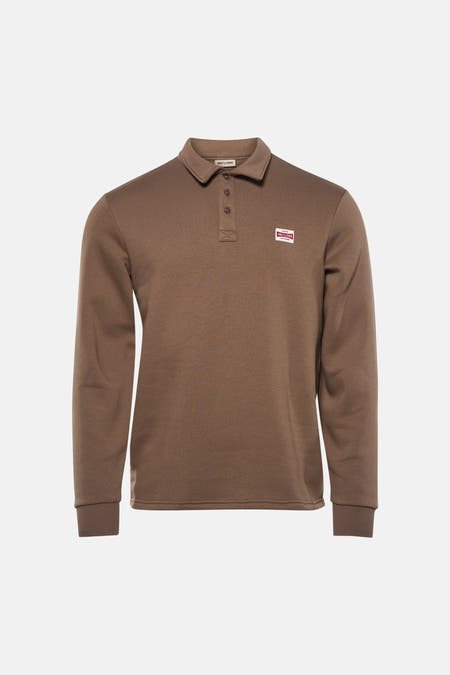 Pull marron ONLY & SONS, à manches longues et avec un logo sur la poitrine, à combiner avec un jean et des chaussures.