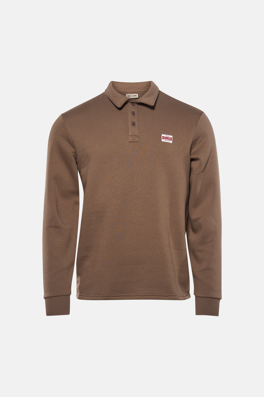 Pull marron ONLY & SONS, à manches longues et avec un logo sur la poitrine, à combiner avec un jean et des chaussures.