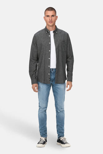 Chemise grise à longues manches de ONLY & SONS, portée sur un t-shirt blanc et un jean bleu.