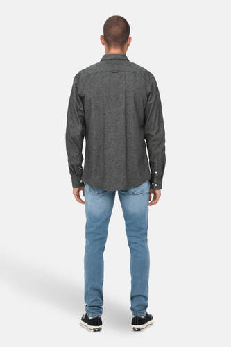 Chemise grise à manches longues de ONLY & SONS, à boutons, associée à des jeans et des baskets noires.