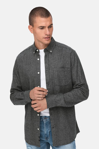 Gris, chemise en coton à manches longues de ONLY & SONS, avec un t-shirt blanc et des jeans bleus.