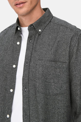 Chemise grise à longues manches de ONLY & SONS®, avec des boutons blancs et une poche poitrine, portée sur un sur-shirt blanc.