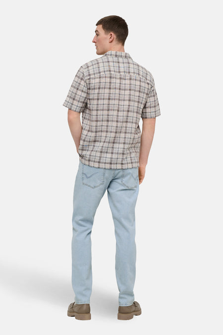 Rechte jeans in lichtblauw denim van ONLY & SONS®, met zichtbare stiksels en achterzakken.