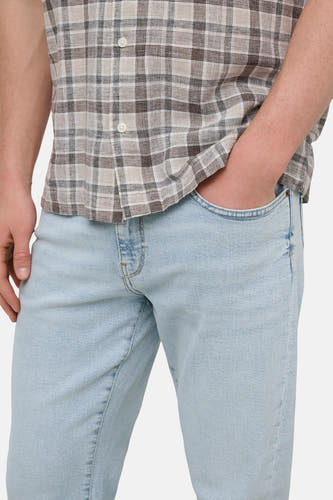 Jean droit en denim bleu clair de ONLY & SONS, avec une couleur unie et des poches classiques.