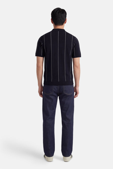 Blauwe polo met korte mouwen van ONLY & SONS®, met witte strepen en gedragen met donkere jeans.

