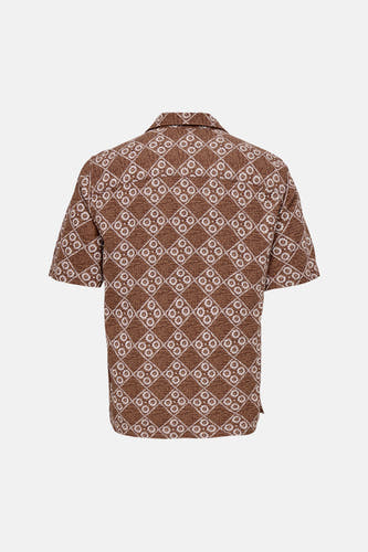 Bruin overhemd met korte mouwen van ONLY & SONS® met wit geometrisch bloemenpatroon, achterkant.