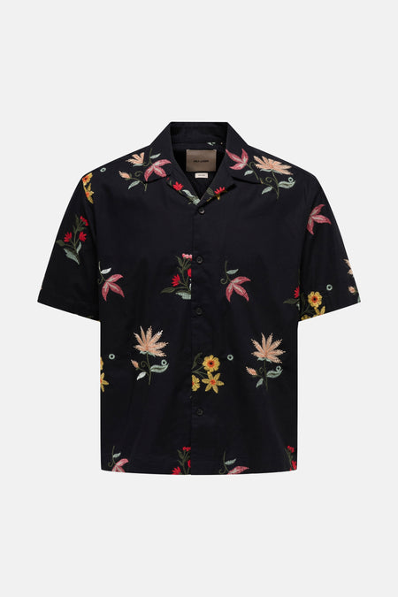 Chemise noire à manches courtes ONLY & SONS® avec détails de broderie florale et de feuilles colorées, vue arrière.