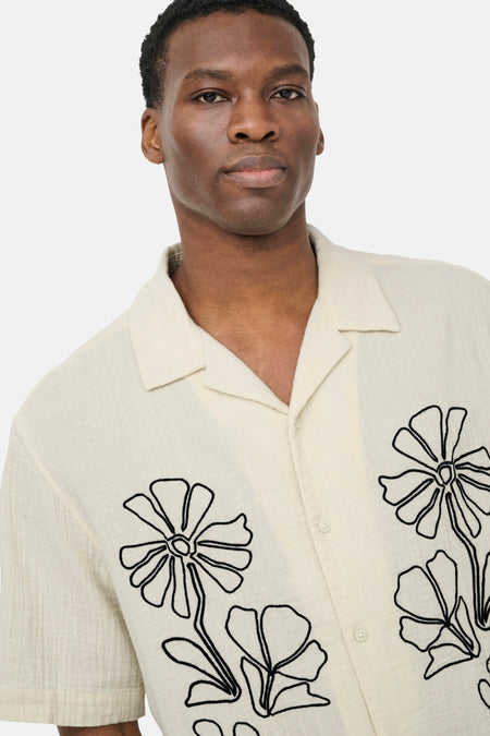 Chemise écru à manches courtes ONLY & SONS en tissu texturé avec broderie florale noire.