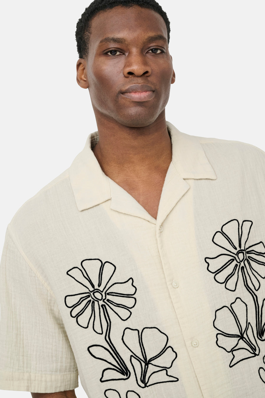 Chemise écru à manches courtes ONLY & SONS en tissu texturé avec broderie florale noire.