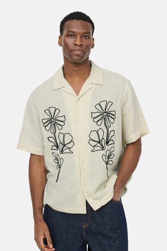 Chemise écru à manches courtes ONLY & SONS®, texturée, avec fleurs brodées noires et col à revers.