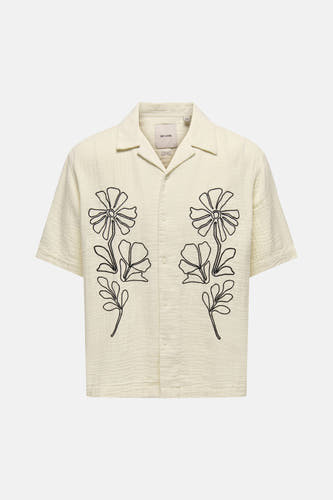 Chemise écru à manches courtes ONLY & SONS avec fleurs brodées noires et tissu texturé.