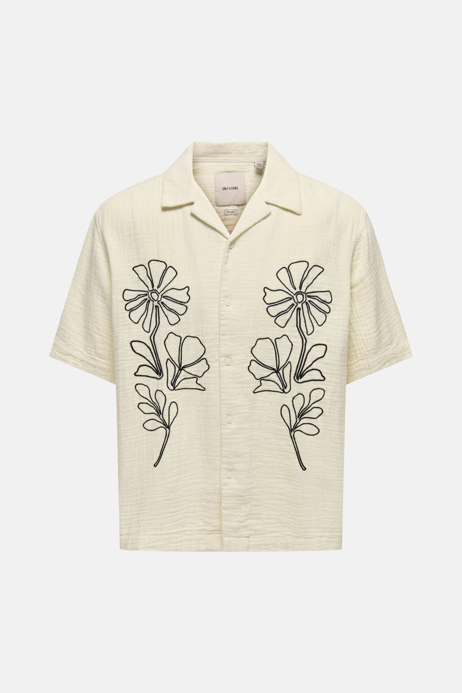 Chemise écru à manches courtes ONLY & SONS avec fleurs brodées noires et tissu texturé.