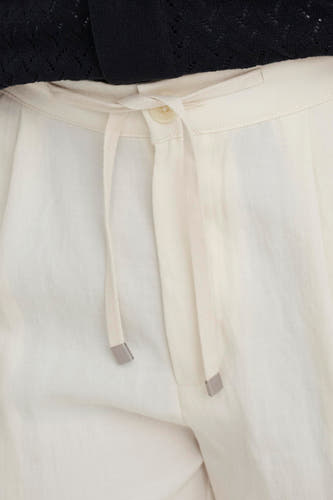 Short écru de ONLY & SONS, avec cordon de serrage et fermeture à boutons.