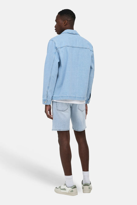Short en jean en denim bleu clair de ONLY & SONS, combiné avec une veste en jean, des chaussettes blanches et des baskets.