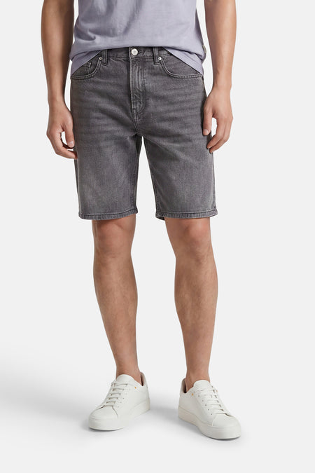 Lichtgrijze denim short van ONLY & SONS® met 5-pocketstijl en vervaagde wassing, gedragen met T-shirt en witte sneakers.