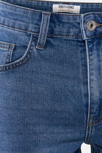 Short en jean denim bleu moyen de ONLY & SONS, gros plan sur la ceinture avec bouton métallique, poche et surpiqûres contrastées.