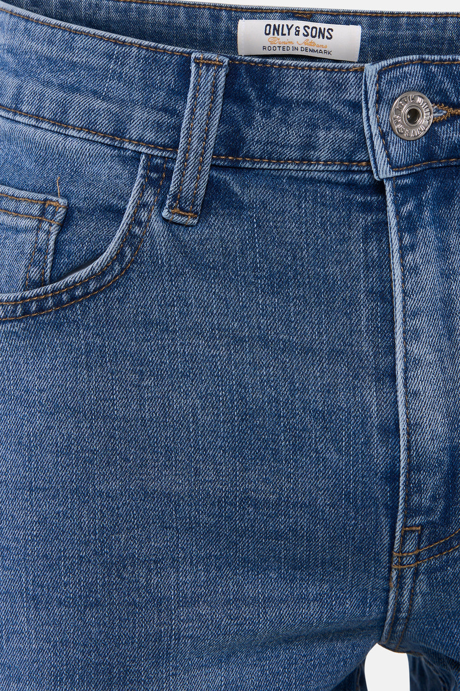 Short en jean denim bleu moyen de ONLY & SONS, gros plan sur la ceinture avec bouton métallique, poche et surpiqûres contrastées.