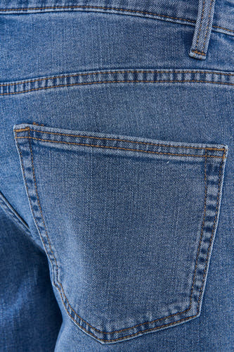 Short en jean de couleur bleu moyen d'ONLY & SONS® avec une poche arrière, des coutures et des passants de ceinture.