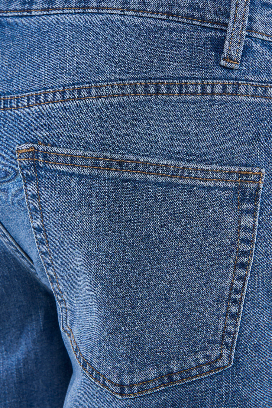 Short en jean de couleur bleu moyen d'ONLY & SONS® avec une poche arrière, des coutures et des passants de ceinture.