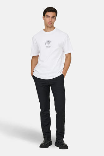 Wit T-shirt met korte mouwen van ONLY & SONS®, met een tekening op de voorkant, gedragen met zwarte broek en schoenen.
