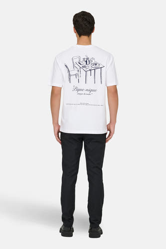 T-shirt blanc à manches courtes ONLY & SONS®, avec une illustration d'une table de pique-nique au dos.
