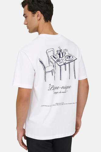 T-shirt blanc à manches courtes ONLY & SONS®, avec illustration bleue d'une table de petit-déjeuner au dos.