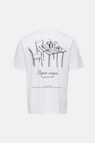 T-shirt blanc à manches courtes ONLY & SONS, avec imprimé d'une table de pique-nique et texte.