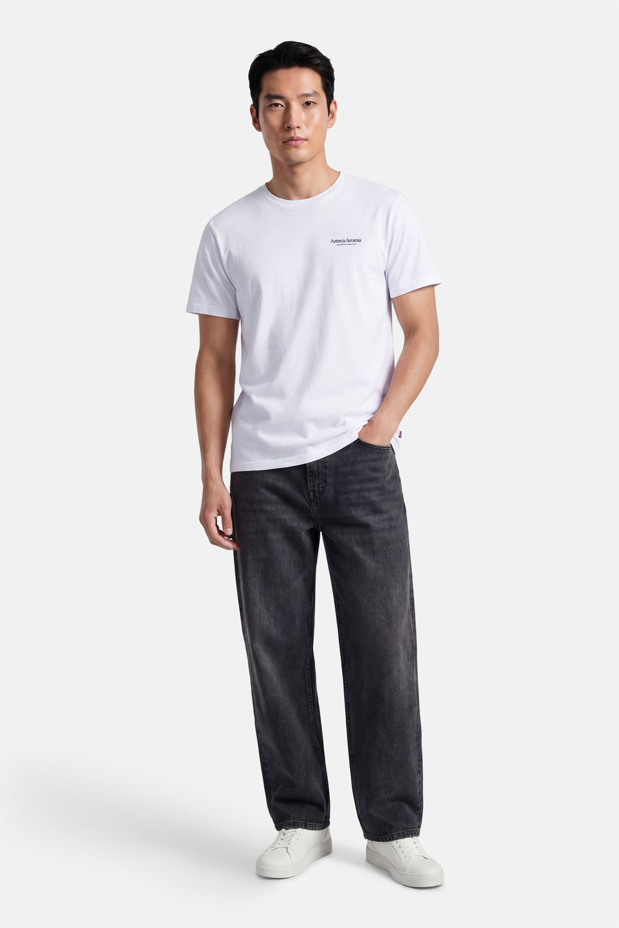 T-shirt blanc à manches courtes ONLY & SONS®, porté avec un jean noir et des baskets blanches.