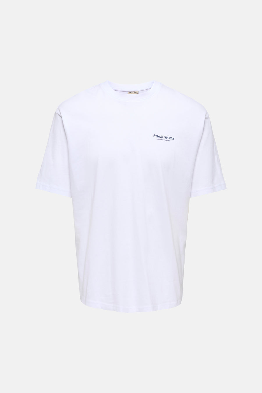 T-shirt blanc à manches courtes ONLY & SONS®, avec un imprimé coloré de fleurs et de têtes au dos, porté avec un jean foncé et des baskets blanches.