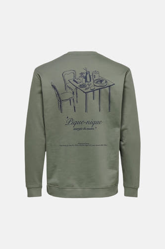 Pull vert de ONLY & SONS®, avec un imprimé de table de pique-nique et de chaises dans le dos.