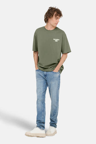 T-shirt vert de man mantes cour ONLY ONLY ONLY ONLY ONLY ONLY & S avec, petite une petite impression sur la poitrine et porté avec des jeans bleus.