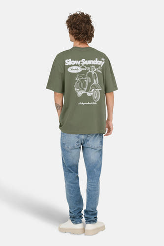 T-shirt vert avec manches courtes de ONLY & SONS®, avec une impression blanche d'une trottinette sur le dos.