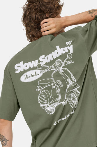 T-shirt vert avec manches courtes de ONLY & SONS®, avec une impression graphique blanche d'une moto sur le dos.