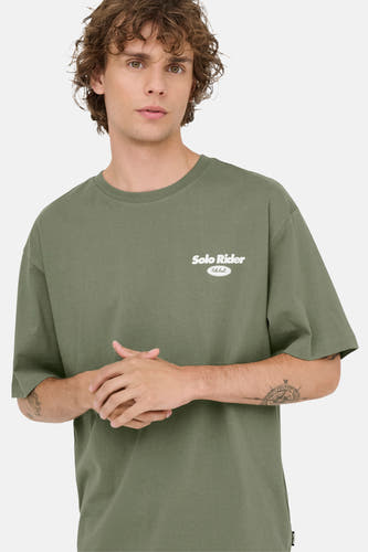 T-shirt vert avec manches courtes de ONLY & SONS®, avec logo sur la poitrine.