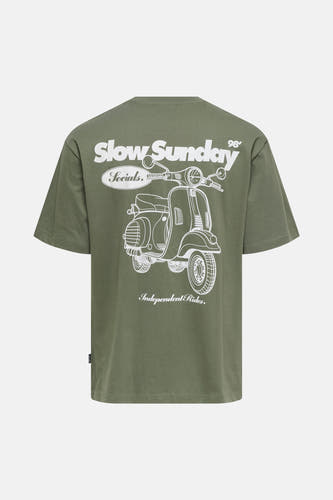 T-shirt vert avec manches courtes de ONLY & SONS, avec une impression blanche d'un scooter sur le dos.