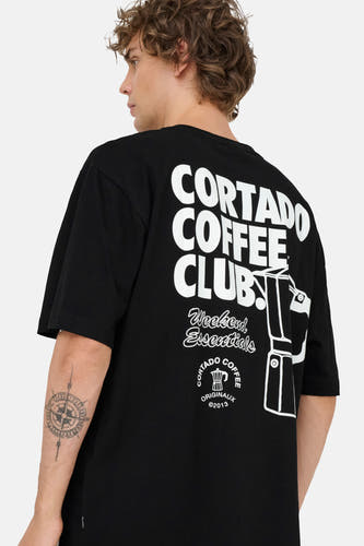 T-shirt noir à manches courtes de ONLY & SONS®, avec une impression graphique blanche sur le dos.