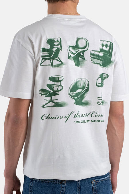T-shirt blanc à manches courtes ONLY & SONS, avec motifs de chaises vertes et texte dans le dos, porté avec un jean.