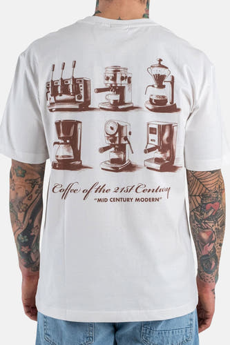T-shirt blanc à manches courtes ONLY & SONS®, avec illustrations de cafetière marron et texte au dos, porté avec un jean bleu.