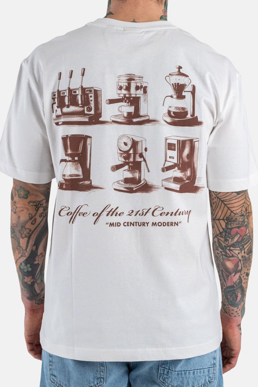 T-shirt blanc à manches courtes ONLY & SONS®, avec illustrations de cafetière marron et texte au dos, porté avec un jean bleu.