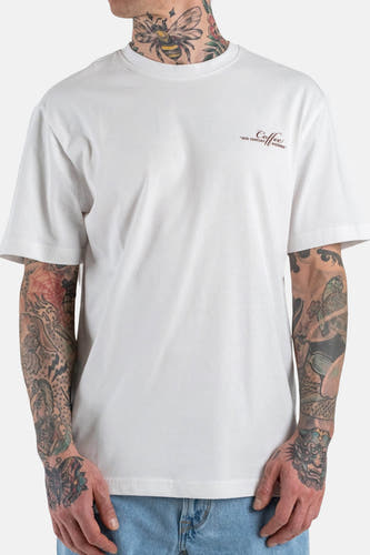 T-shirt blanc à manches courtes ONLY & SONS®, avec petit imprimé texte marron et tatouages sur les bras et le cou.
