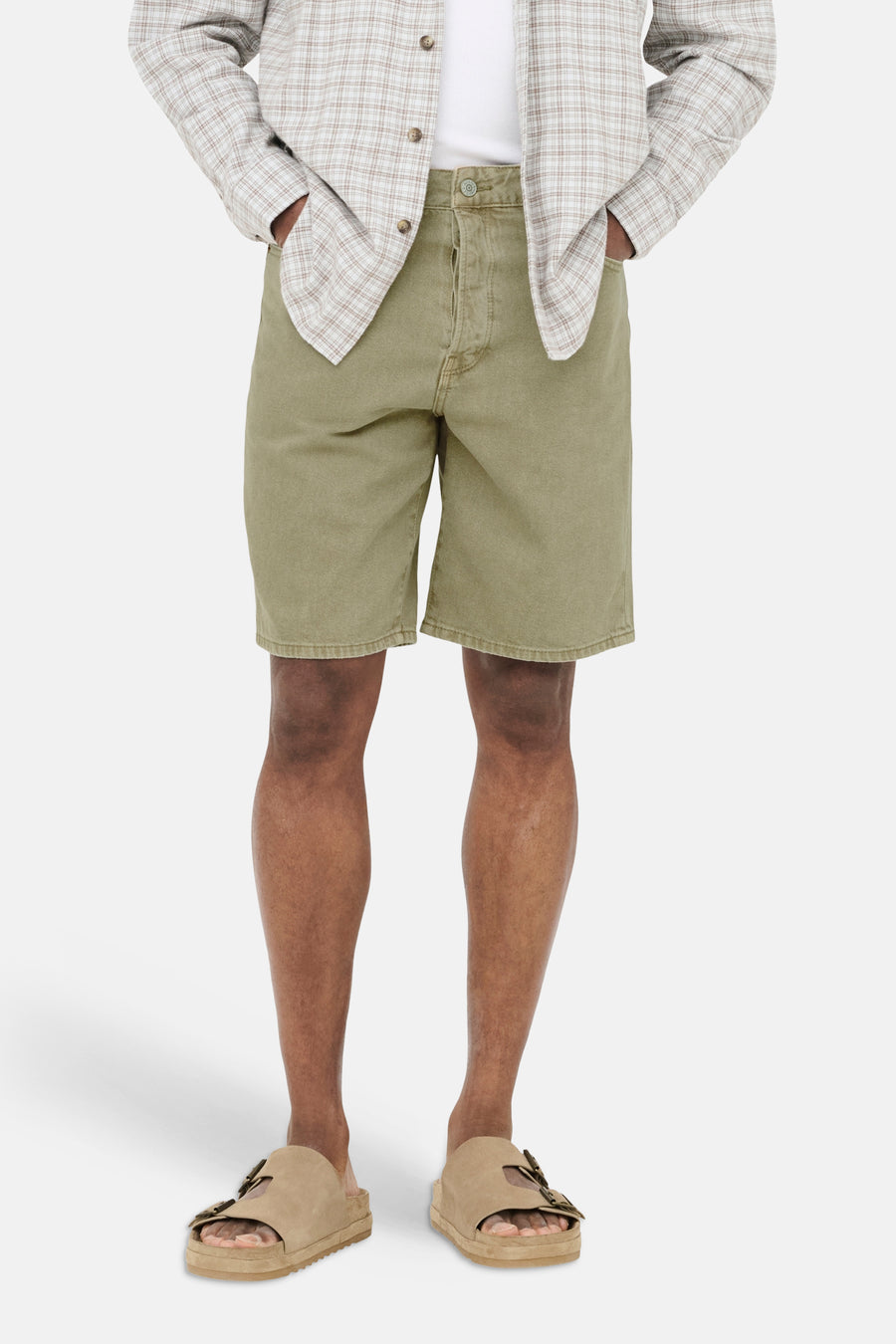 Short en jean beige de ONLY & SONS, porté par un homme avec une chemise à carreaux ouverte et des sandales.