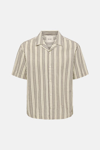 Chemise en seersucker rayé écru à manches courtes ONLY & SONS® avec rayures verticales et empiècement horizontal au dos, vue arrière.