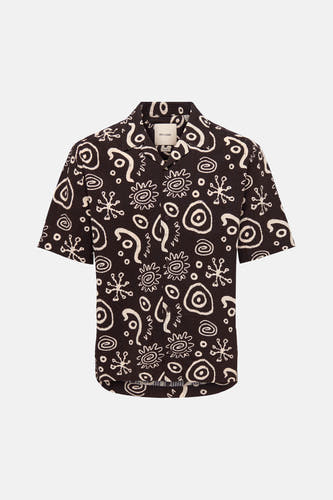 Chemise marron à manches courtes ONLY & SONS® avec surface texturée, motif abstrait blanc, col ouvert et boutons marron.