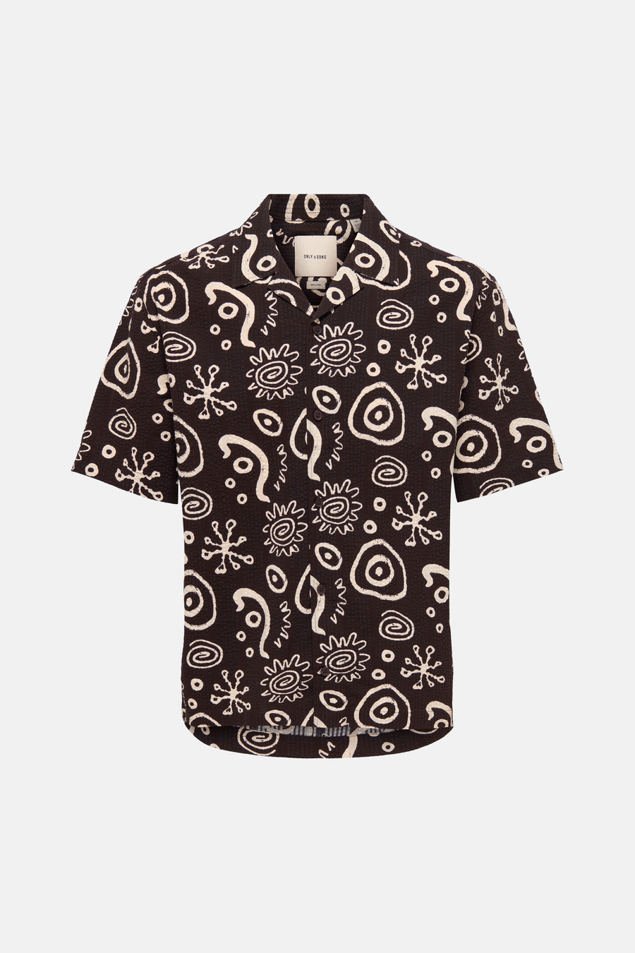 Chemise marron à manches courtes ONLY & SONS® avec surface texturée, motif abstrait blanc, col ouvert et boutons marron.