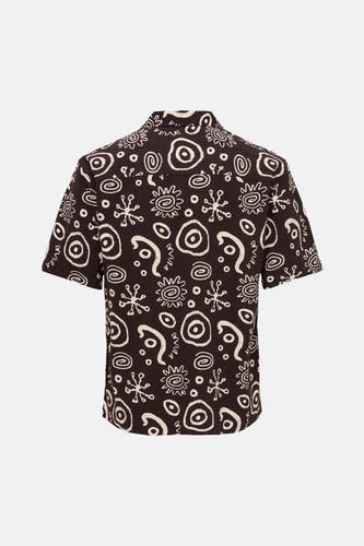 Chemise marron à manches courtes ONLY & SONS® avec motifs abstraits beiges et tissu texturé, vue de dos.