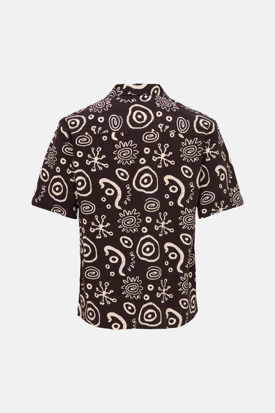 Chemise marron à manches courtes ONLY & SONS® avec motifs abstraits beiges et tissu texturé, vue de dos.
