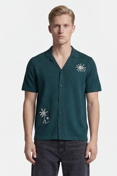 Groene korte mouwen pull met knopen van ONLY & SONS®, met witte borduurwerk van zon en palmboom, front view