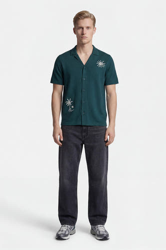 Groene korte mouwen pull met knopen en witte borduurwerk van zon en palmboom, van ONLY & SONS®, gedragen met donkere jeans en sneakers, front view