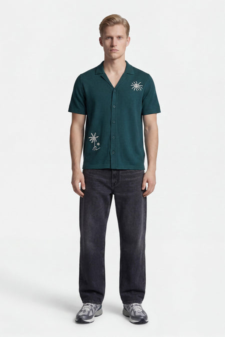 Groene korte mouwen pull met knopen en witte borduurwerk van zon en palmboom, van ONLY & SONS®, gedragen met donkere jeans en sneakers, front view